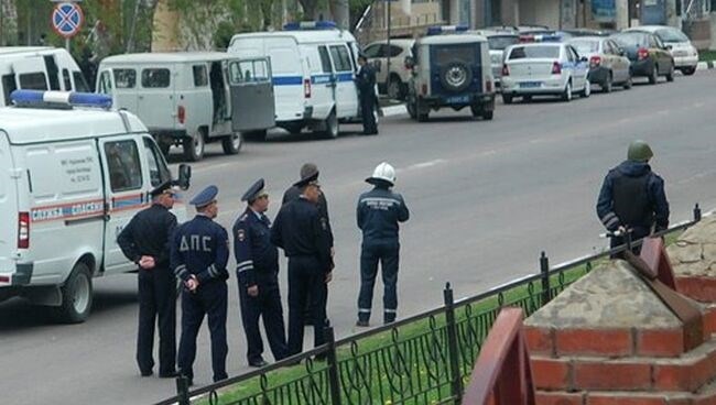 Сотрудники полиции у здания банка «Западный» в Белгороде, Россия.