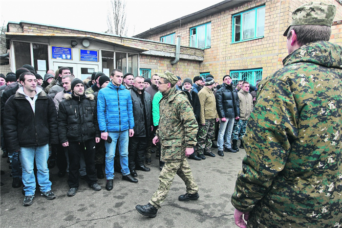 Каким образом работники военкомата могут вручить повестку