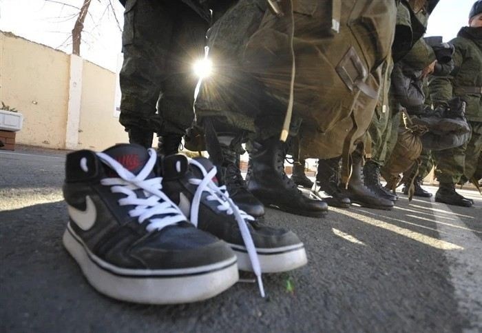 Еще одним важным нюансом является распределение информации по регионам, а также создание временных трудностей для граждан, которые не успели вовремя выполнить обязанности перед государством. К примеру, в некоторых областях страны информация о наборе может появляться позднее, что также порождает дополнительные вопросы у тех, кто еще не имеет опыта в таких вопросах. Официальная линия по этому вопросу будет зависеть от решений, принятых в Кремле, но, как показывает практика, любые решения могут быть изменены или отложены в зависимости от внешнеэкономической и внутренней ситуации. Важно понять, что сборы и мероприятия, связанные с мобилизацией, имеют долгосрочную перспективу и подчиняются строгим регламентам и актам, принимаемым в рамках государственной доктрины. В то же время, множественные слухи и паника, распространяющиеся среди людей, лишь усложняют выполнение таких решений на местах.