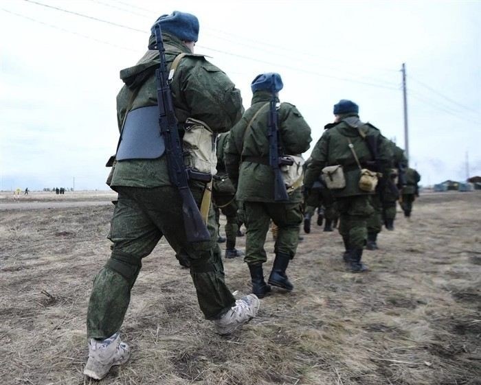 Нельзя не отметить, что требования к комплектованию армии и набору добровольцев изменяются со временем, особенно в условиях глобальных угроз. Планы по увеличению численности вооруженных сил или подготовке резервов часто подвергаются корректировкам в ответ на ситуацию в мире. В 2022 году было принято решение, которое затронуло большое количество граждан. Но стоит ли ожидать изменений уже в ближайшие месяцы? Так или иначе, для граждан страны важно оставаться в курсе событий и готовиться к возможным изменениям в призывной системе. Следует учитывать, что такая информация приходит только через официальные каналы - пресс-службы и заявления соответствующих структур. Уже в августе многие россияне почувствуют рост напряжения из-за неопределенности. Одной из самых частых тем обсуждения станут волны мобилизации. Важно понимать, что слухи и инсайды часто оказываются опровергнутыми через несколько дней, однако такие моменты всегда вызывают волнение среди населения.