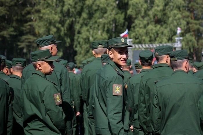 Нужны ли банковские карты на службе и какие выбрать?